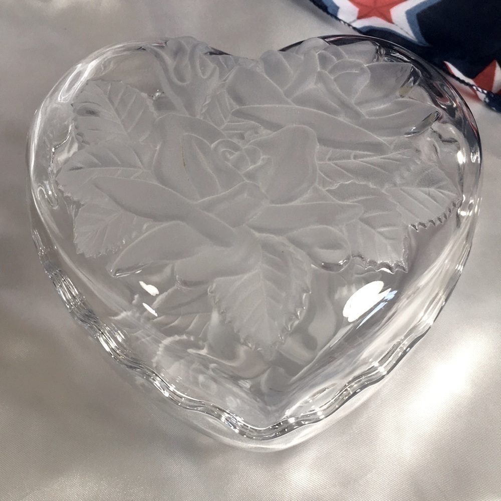 STUDIO NOVA Winter Rose Heart Shaped Frosted Crystal Trinket Candy Dish